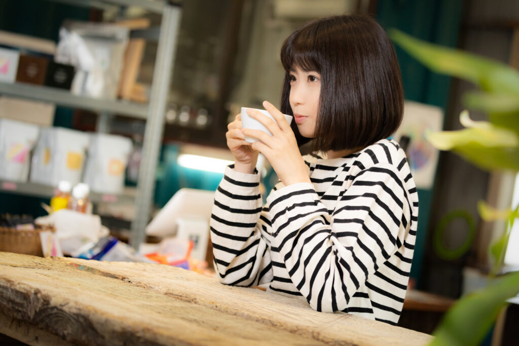 コーヒーを飲む女性