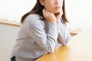 考えている女性